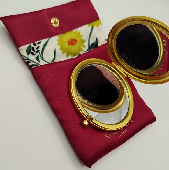 Gucci Floral Beauty Compact with Gold Trim And Silk Red Carrier Bag Brand New - Picture 2 of 5